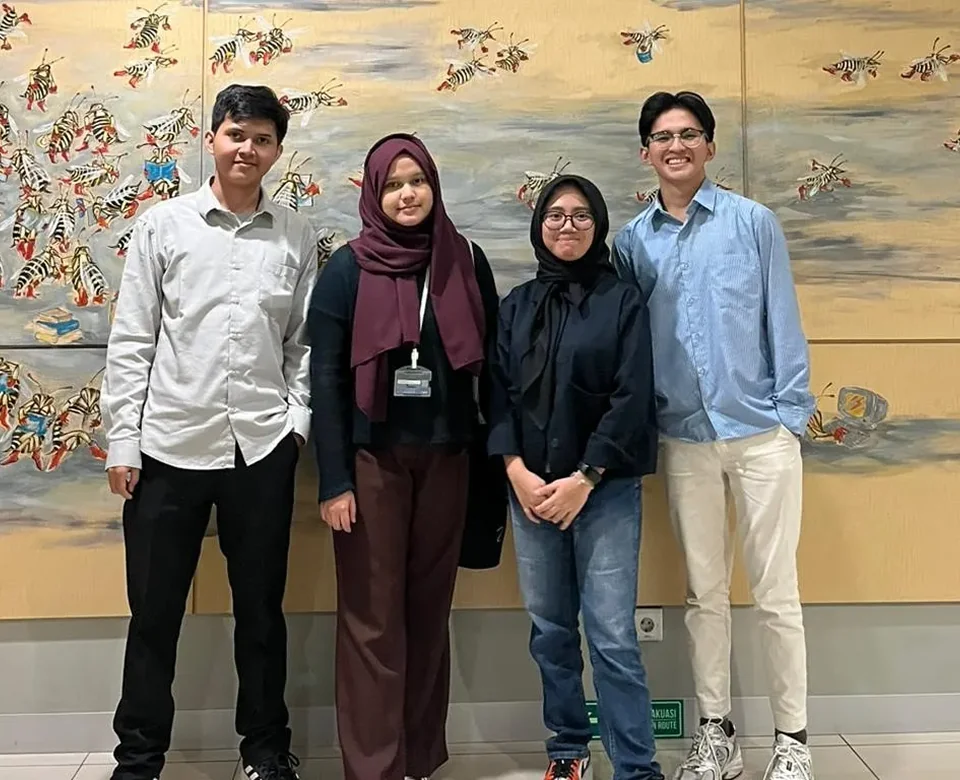 The OtwGoogle team of four students