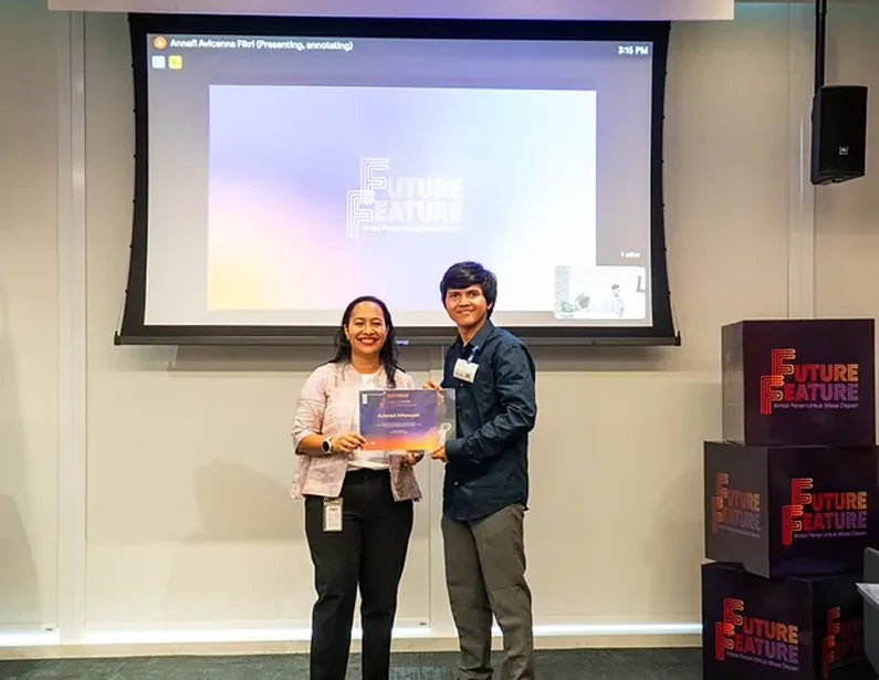 Achmad Alfiansyah receiving his certificate