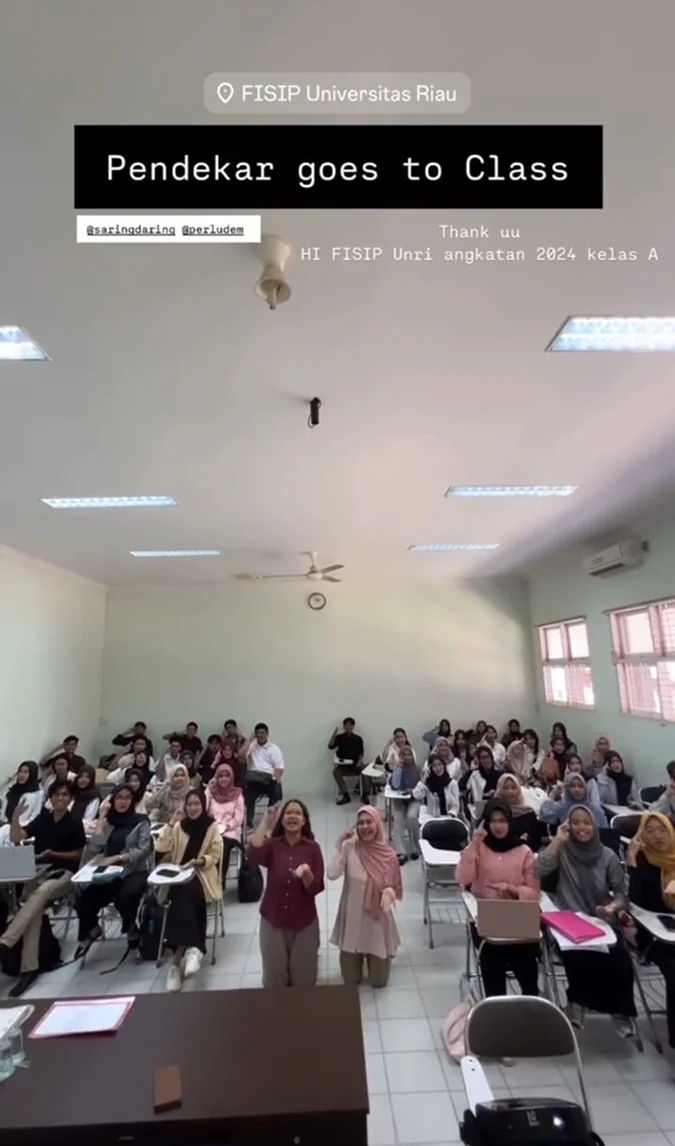 A full classroom of students raising their hands during the “Pendekar goes to Class” roadshow