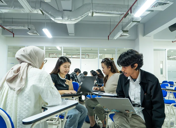 Students working together in a computer lab